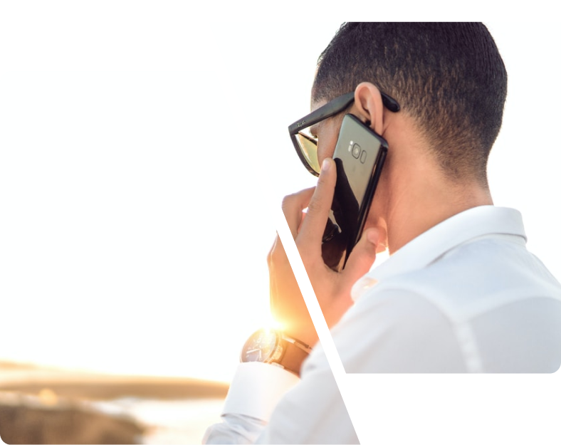 Mann mit Smartphone telefoniert