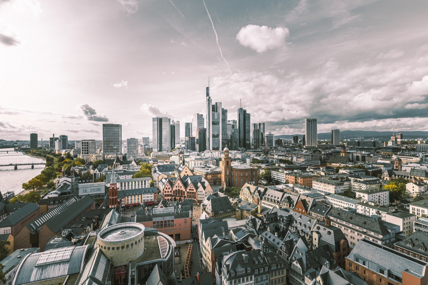 Unweit von Frankfurt haben wir unseren Sitz – Skyline Frankfurt/Main